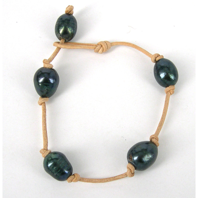 Bracelet Black Pearl on Natural Leather