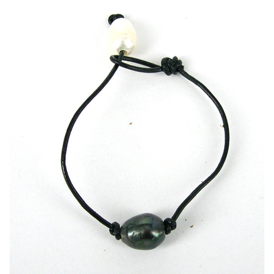 Bracelet Wht & Black Pearl on Black Leather